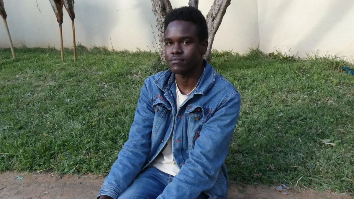 Moroccan guards pursue Sudanese refugee Ali across dangerous border.