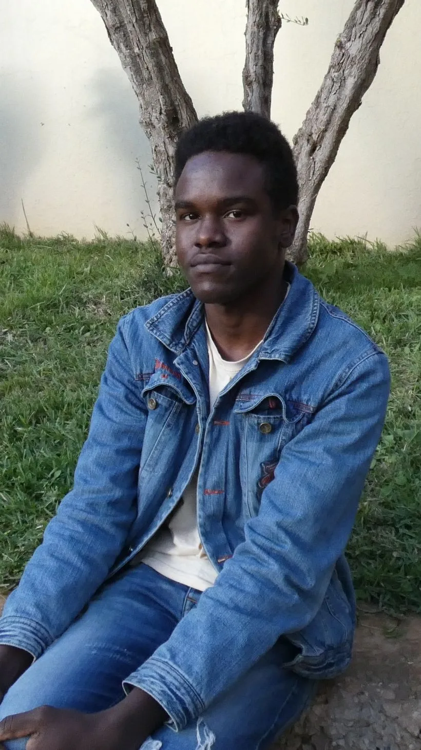 Moroccan guards pursue Sudanese refugee Ali across dangerous border.